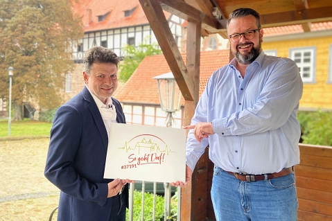 Foto von Uwe Ahrens und Roy Walowsky mit dem Slogan "So geht Dorf!" Foto von Uwe Ahrens und Roy Walowsky mit dem Slogan "So geht Dorf!" © Gemeinde Katlenburg-Lindau